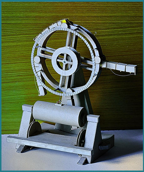 On appuie sur le levier ce qui déploie le bras et fait tourner la roue<br />
Construite en carton artwindow - On appuie sur le levier ce qui déploie le bras et fait tourner la roue<br />
Construite en carton
